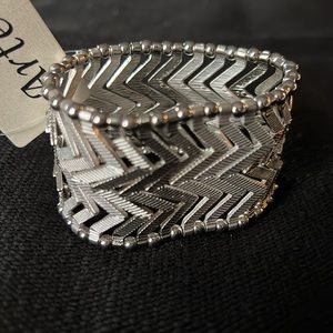 Silver chevron stretch bracelet